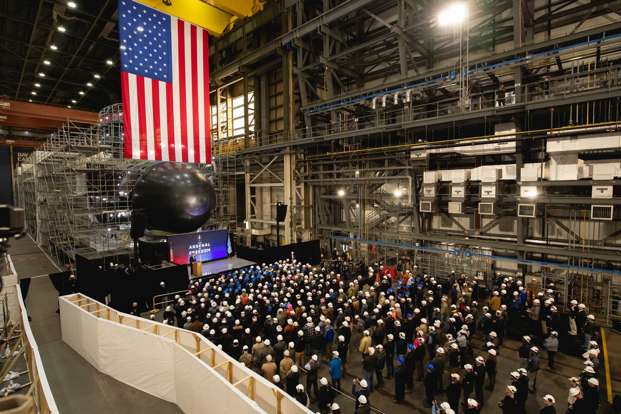 美国战争部长视察美国纽波特纽斯造船厂，可以看到已经完成耐压壳合拢的首艘第五批次“