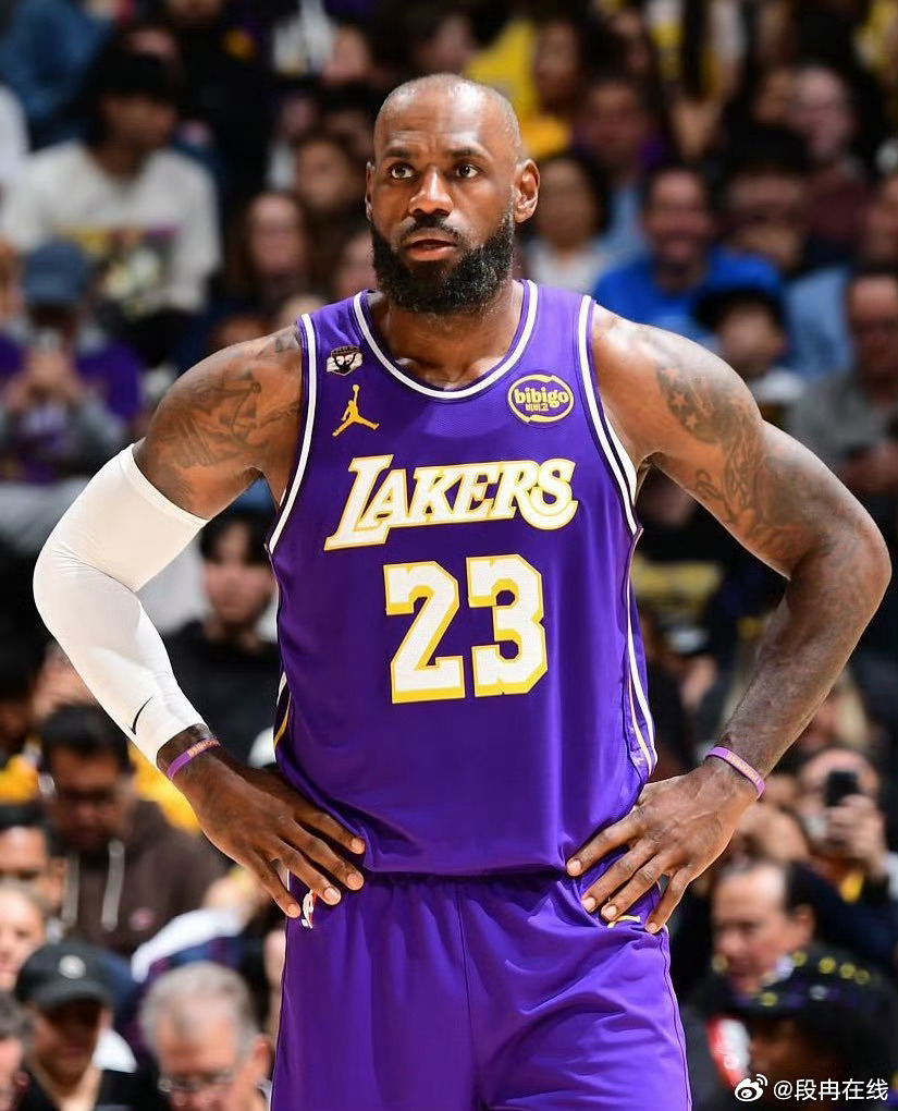 詹姆斯因左脚伤病管理，缺席今天湖人对阵雷霆的比赛。除此之外，斯玛特，东契奇，里夫