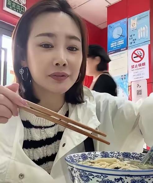 李纯吃的啥什么面，看上去应该挺好吃的，非常开心