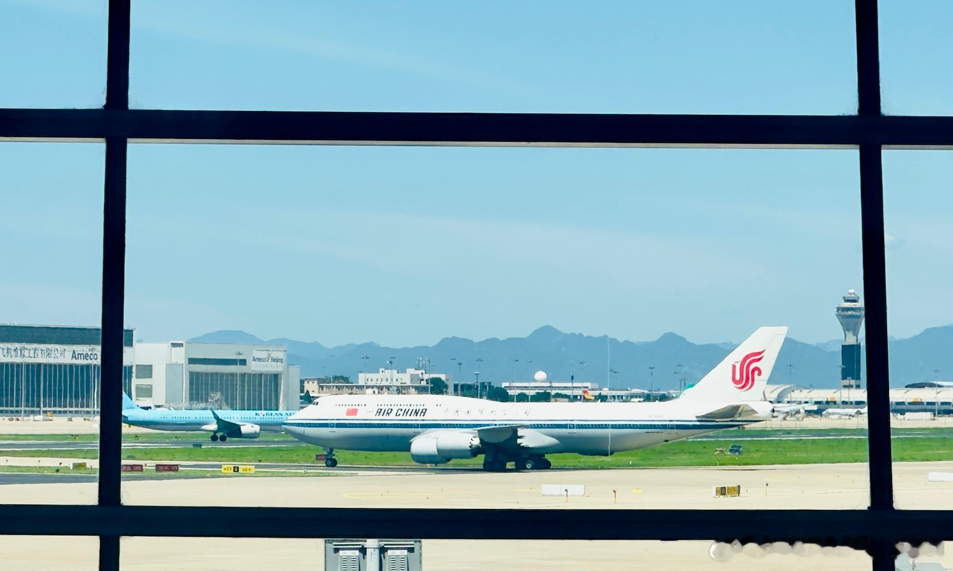 首都机场看到了波音747，不愧是空中女王，气场真的强大，不过这机龄估计30多年了