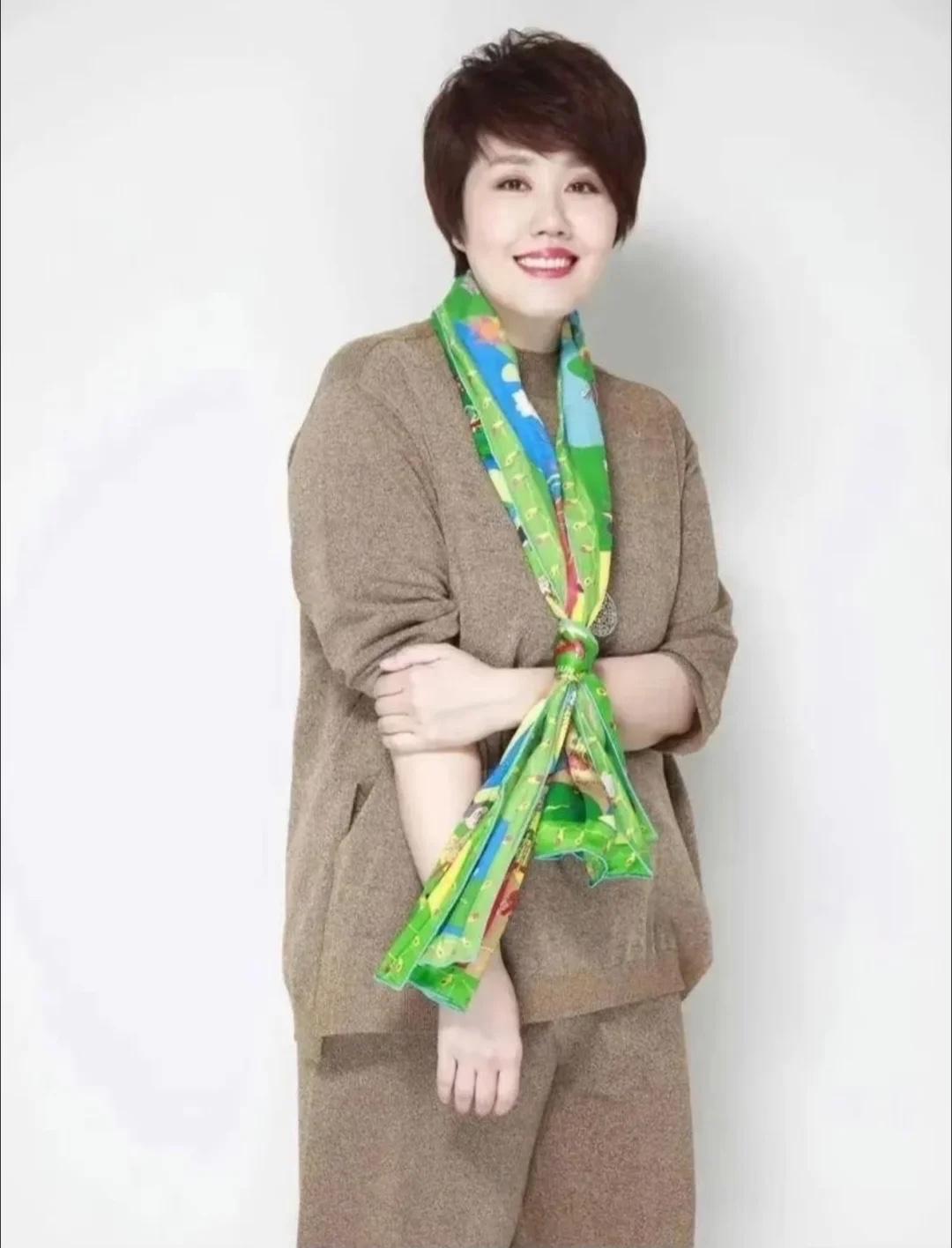 估计现在最矛盾的，就是于蕾了，

官宣继续担任春晚总导演，网上一下子吵成一团，很