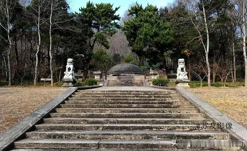 谭延闿，民国初期的重要政治人物，曾任国民政府行政院院长、考试院院长等要职，对中华