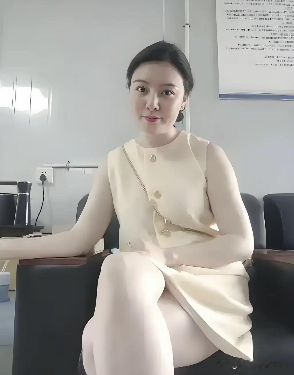 这样的美女真美，她给人的第一印象是颜值并不是一眼就惊艳的，但她属于那种越看越好看