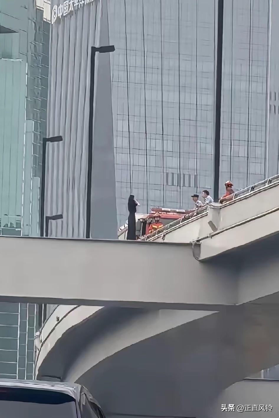 这么漂亮的人也要轻生，哎！
今天早上看到了很多人的现场直播，若人跟电脑一样，在好