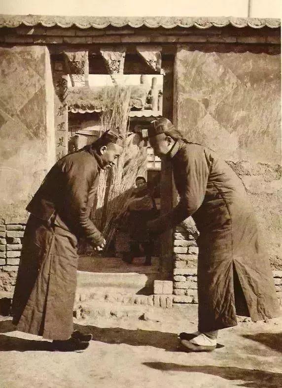 北京人对外地熟人说：别来北京，因为现在的北京和他们小时候都不一样了。
北京现在只