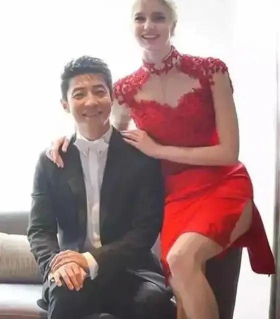 当年，撒贝宁和国际巨星分手后，娶了加拿大妻子李白，有一次，两人吵架了。李白说：“