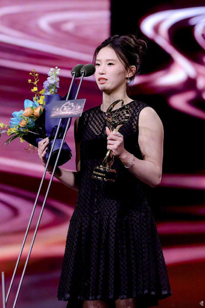 微博之夜那些该被记住的温暖瞬间 11分钟，从评论区许愿到红毯BGM兑现。一张往返