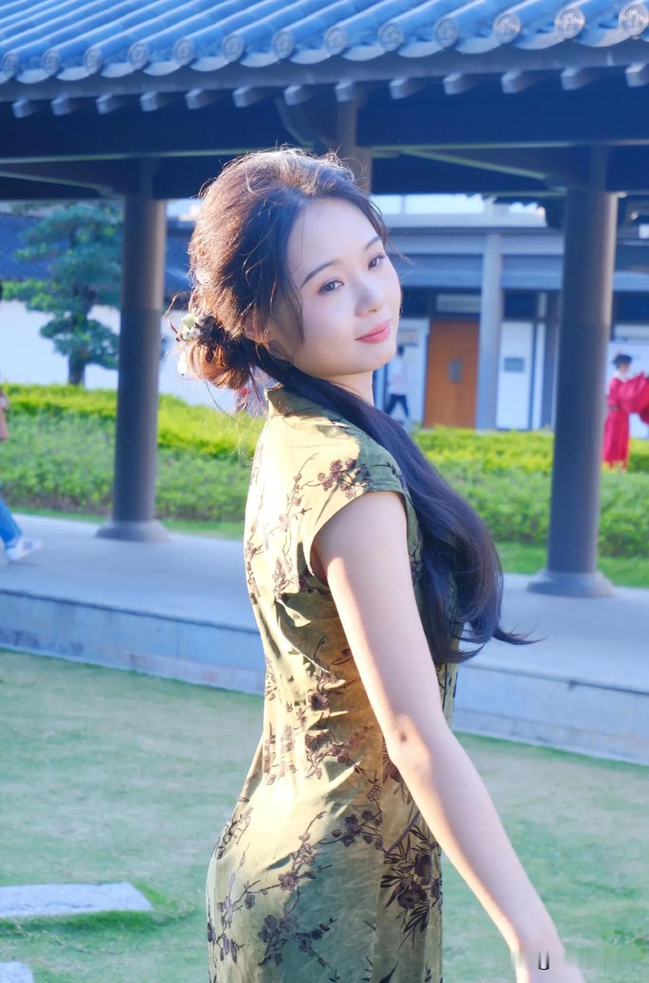 男人们梦寐以求的女人，古典优雅，婀娜多姿，美轮美奂，旗袍的魅力是任何一个女人都很