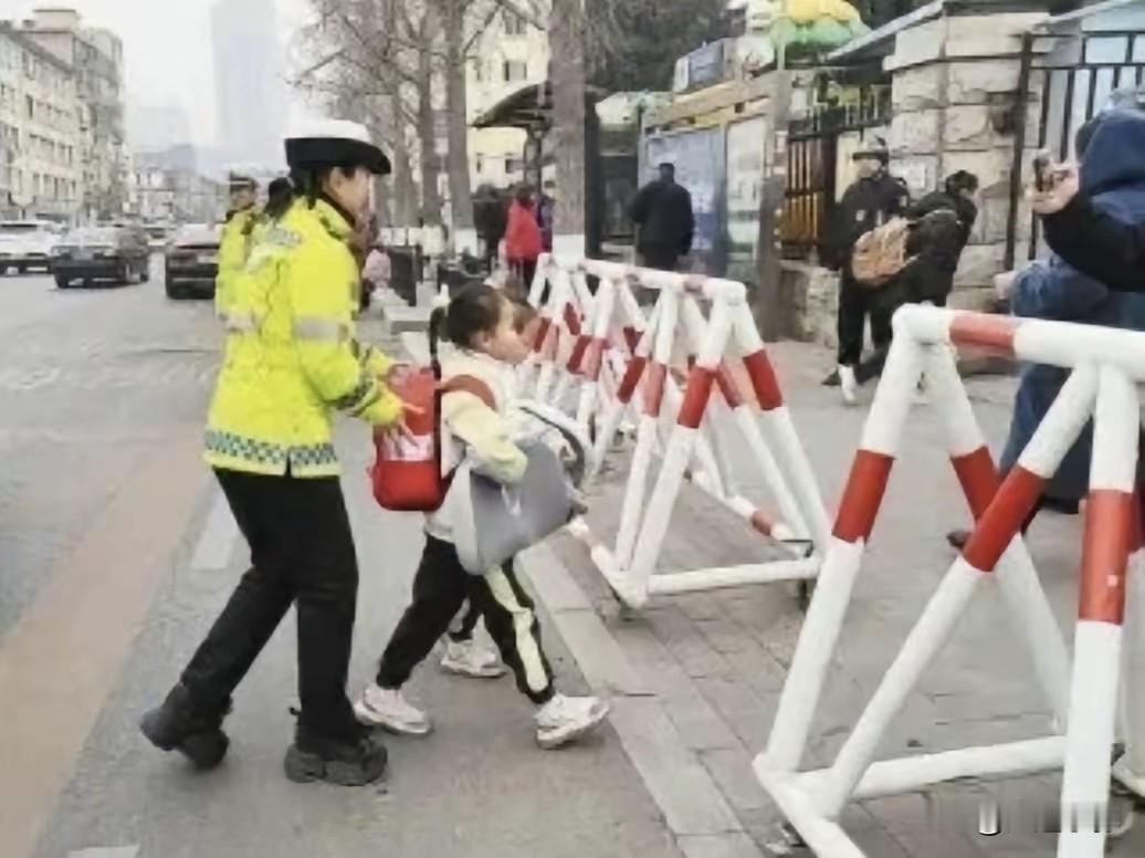 大连家长福音！不下车送娃试点落地7所样板校✨
大连早高峰校门口堵车难题有新进展啦