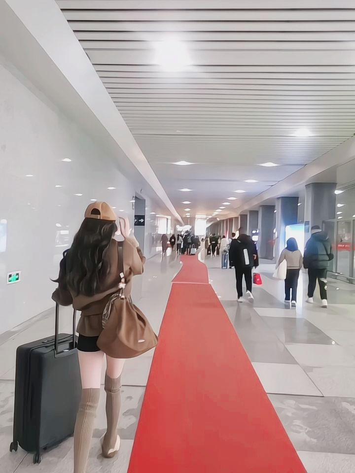 心里爱一个人大概是 ： 你以为热闹的时候你没空想她 其实越是人声鼎沸的...