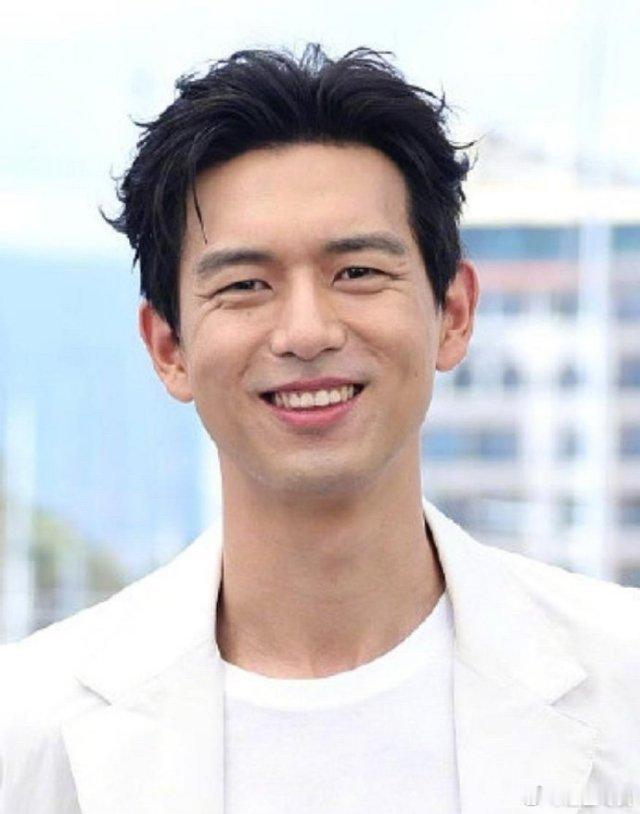 处于高清镜头中的李现，笑起来恰似...... ​​​