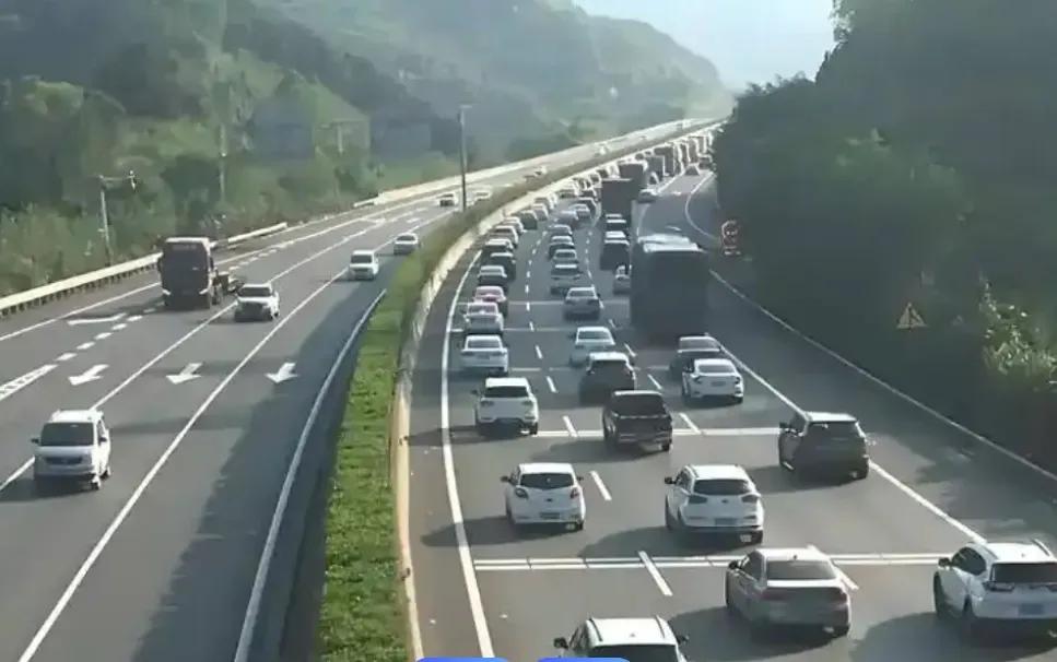 高速公路上的车速选择正演变为安全与效率的激烈博弈。数据显示，时速132km的车辆