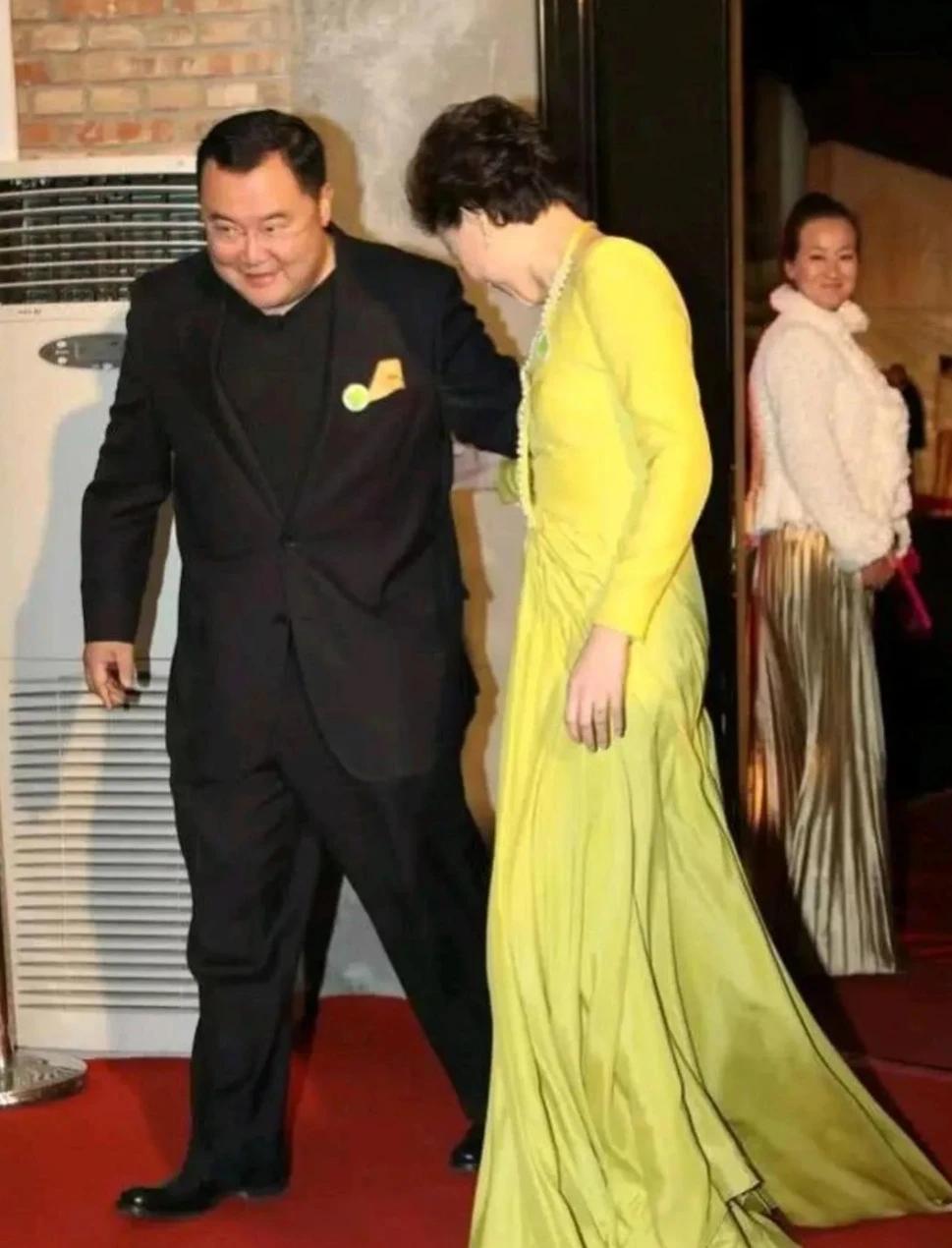 这一张图太有意思了
杨澜与老公同框
杨澜低下头看什么呢
穿白衣服的美女又在笑什么