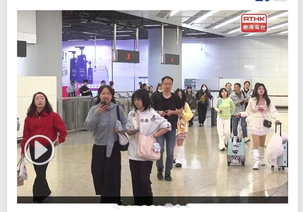 圣诞节 「内地 旅客來港感受聖誕氣氛..既有選住港酒店亦有人購物後回深圳 …..