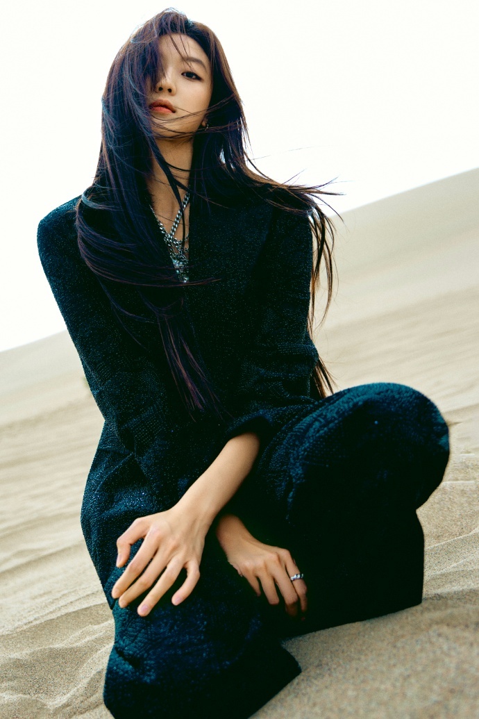 孙千东北女人的韵味被孙千骨子里的东北气质狠狠吸引，大方坦荡，松弛自在。没有刻意营