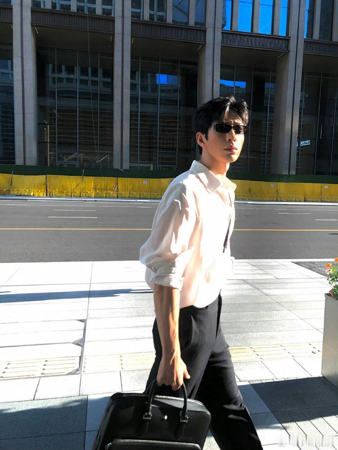 井柏然觉得自己比栾念好相处一点井柏然休息日早晨会赖床杭州活动上井柏然畅聊自我，对