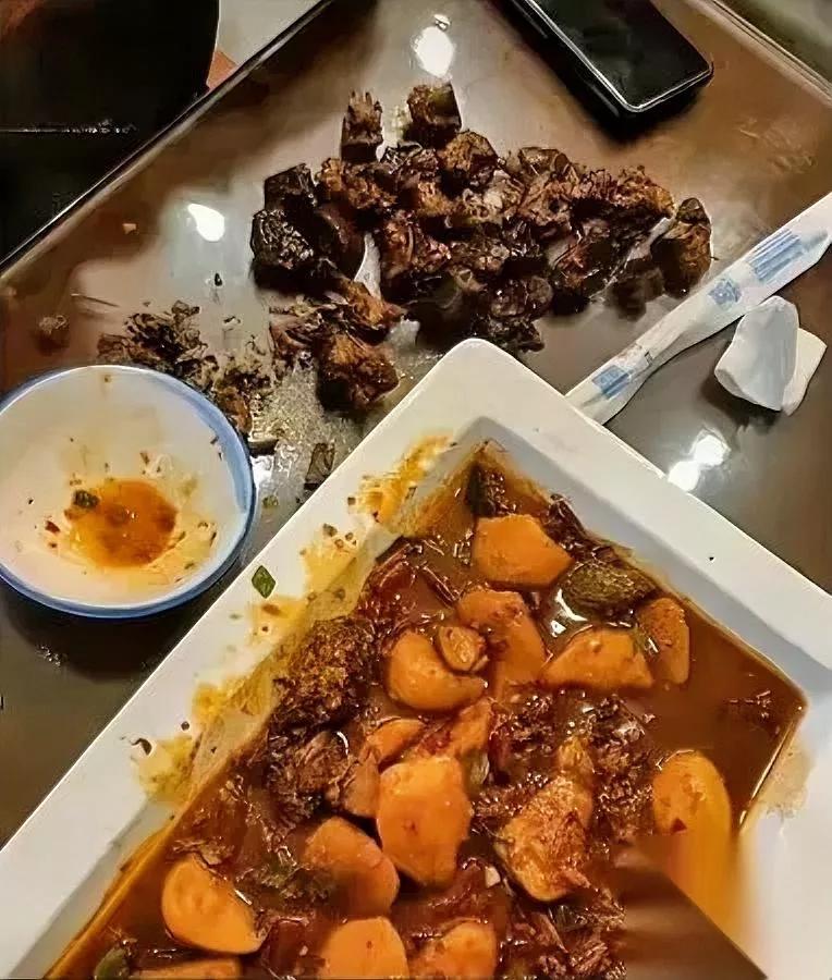 笑不活了啊

段子居然成真了

你敢信有人去云南墨江的餐馆吃黄焖鸡，一盘子夹出来