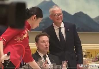 这是什么酒呢？怎么还给酒带上围脖了呢？
是葡萄酒？还是红酒呢？大家又知道的吗？