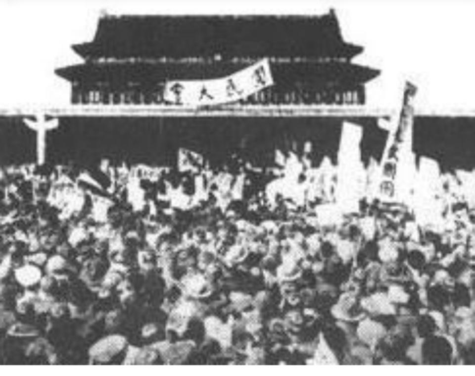1926年3月18日的北京，春寒还没褪尽，凛冽的风卷着沙尘，刮过天安门广场的灰墙