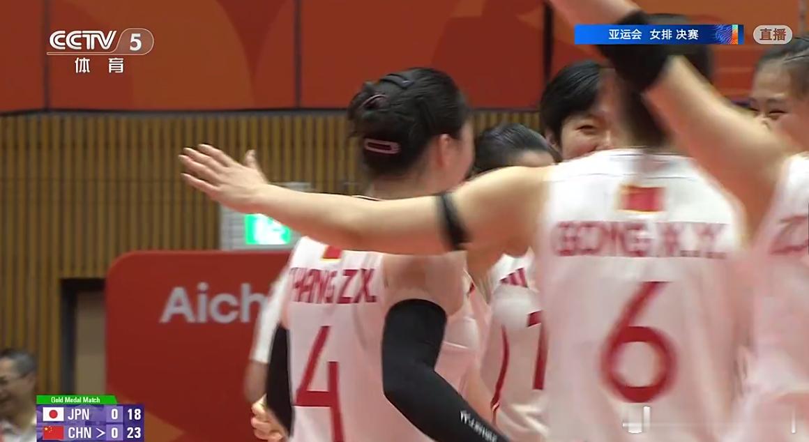 25-19，中国女排第一局横扫东道主日本女排。郭中楠单人狂砍8分（6扣4中3拦1