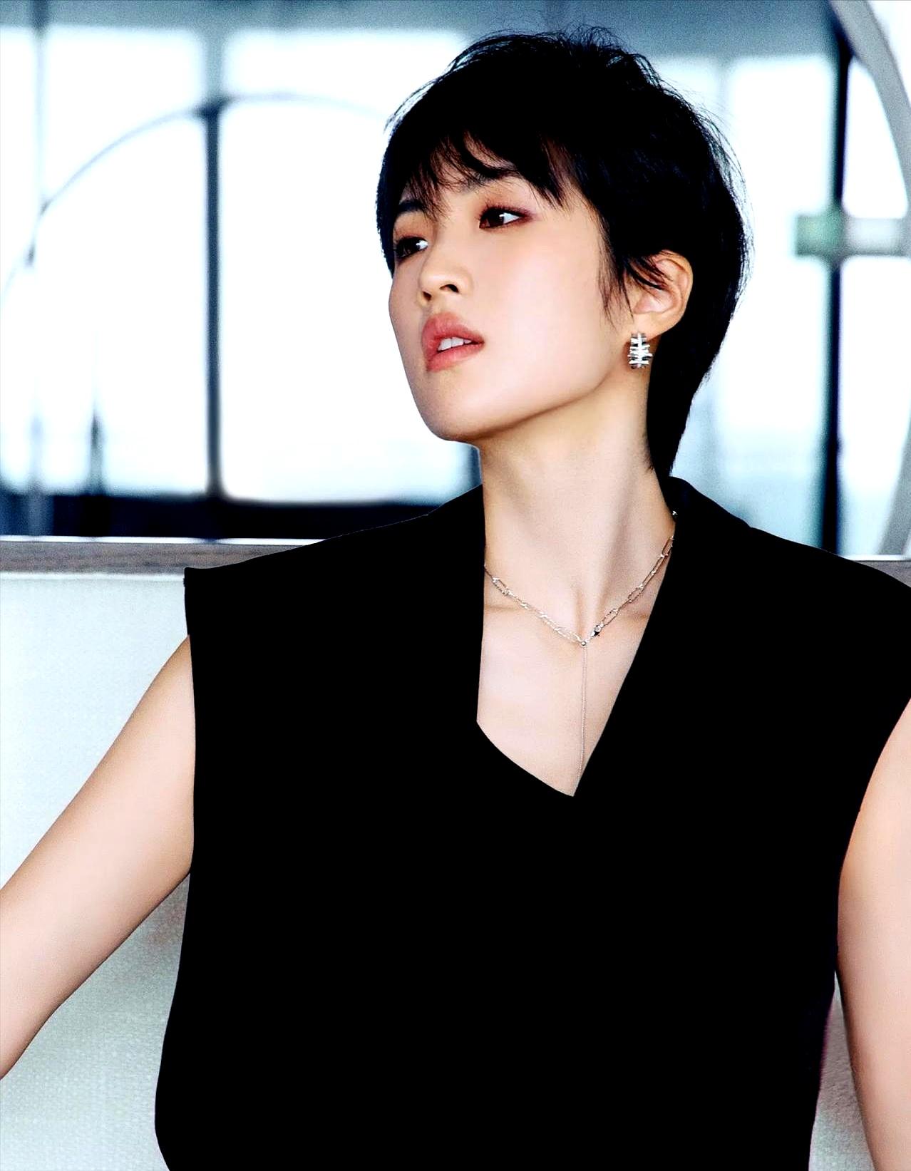 [微风]节目里宁静问姚安娜：“你家里的事都是你爸爸做主吗？”姚安娜坦言：“其实我