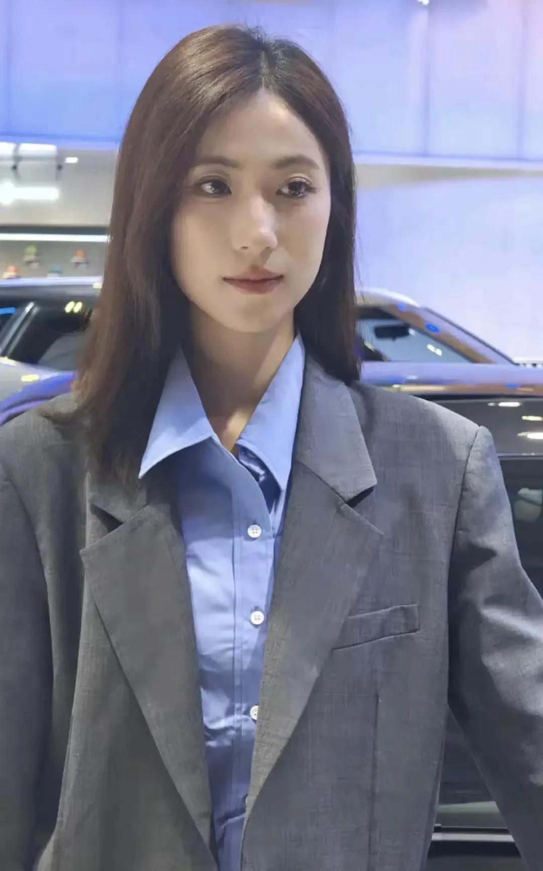 蓝衫映碧空，车影入画帘。