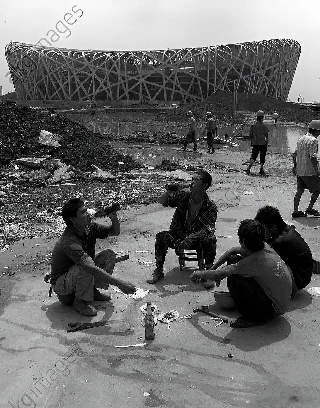2007年，北京，建筑工人们在未完工的鸟巢前畅饮。 ​​​