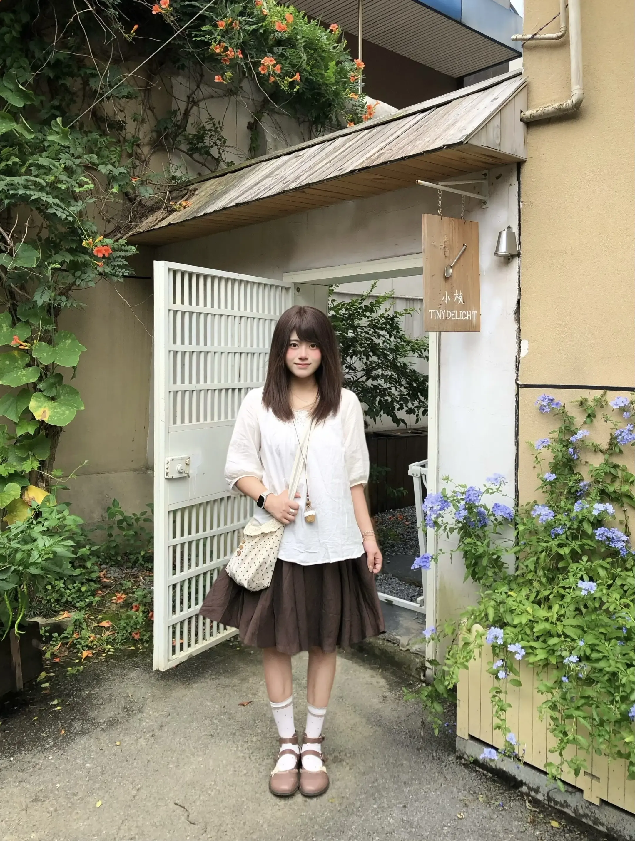 她的周末，散步、看树、闻咖啡香，去感知生活的脉络。