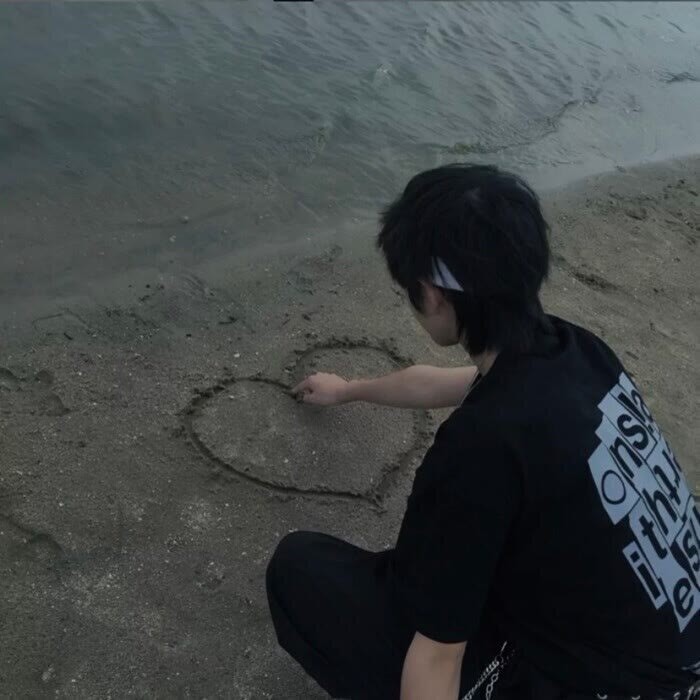 冰球运动员突遭重击，护齿套迸飞瞬间依然挥杆射门。橡胶球撞击门柱的巨响混杂着牙齿碎