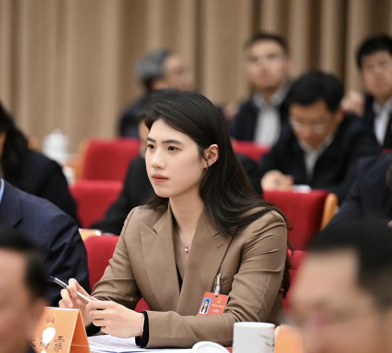 穿上西装的张雨霏真的好漂亮，又美又飒的，这在体制内会是什么级别的呢？

她圆脸大