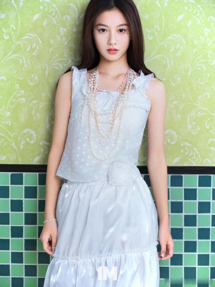 赵钰琪七七首本杂志七七时尚表现力 从街拍红人到杂志新星，七七的时尚表现力稳步升级