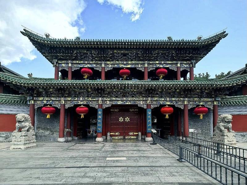太原有座红墙、绿瓦、青砖、朱柱，规整庄重的宏大院落，是阎锡山主政山西近40年，办