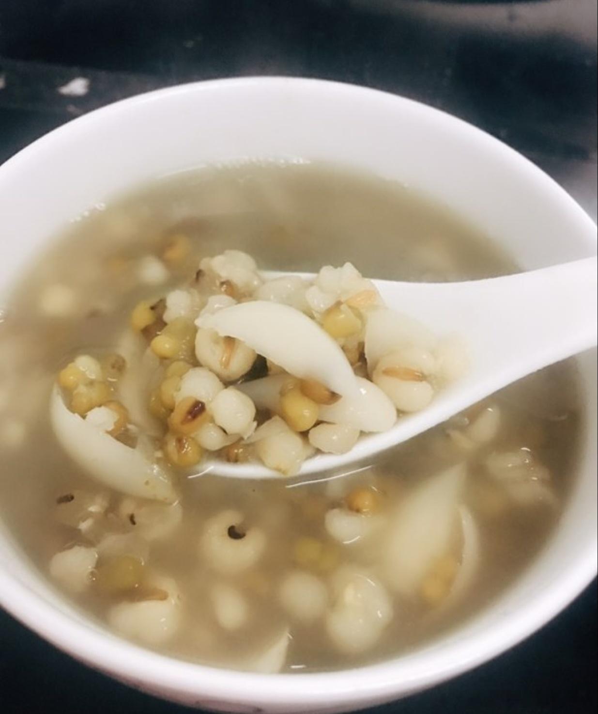 在临床治疗当中发现：在低嘌呤饮食的原则下，以百合薏米粥为主食对痛风患者十分有效。