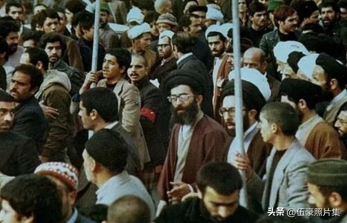 1970年，哈梅内伊在马什哈德举行的抗议活动中。自1962年起，哈梅内伊便追随霍