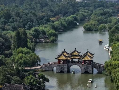 一、风格速览：古典园林 VS 现代乐园

维度 扬州 (Yangzhou) 常州