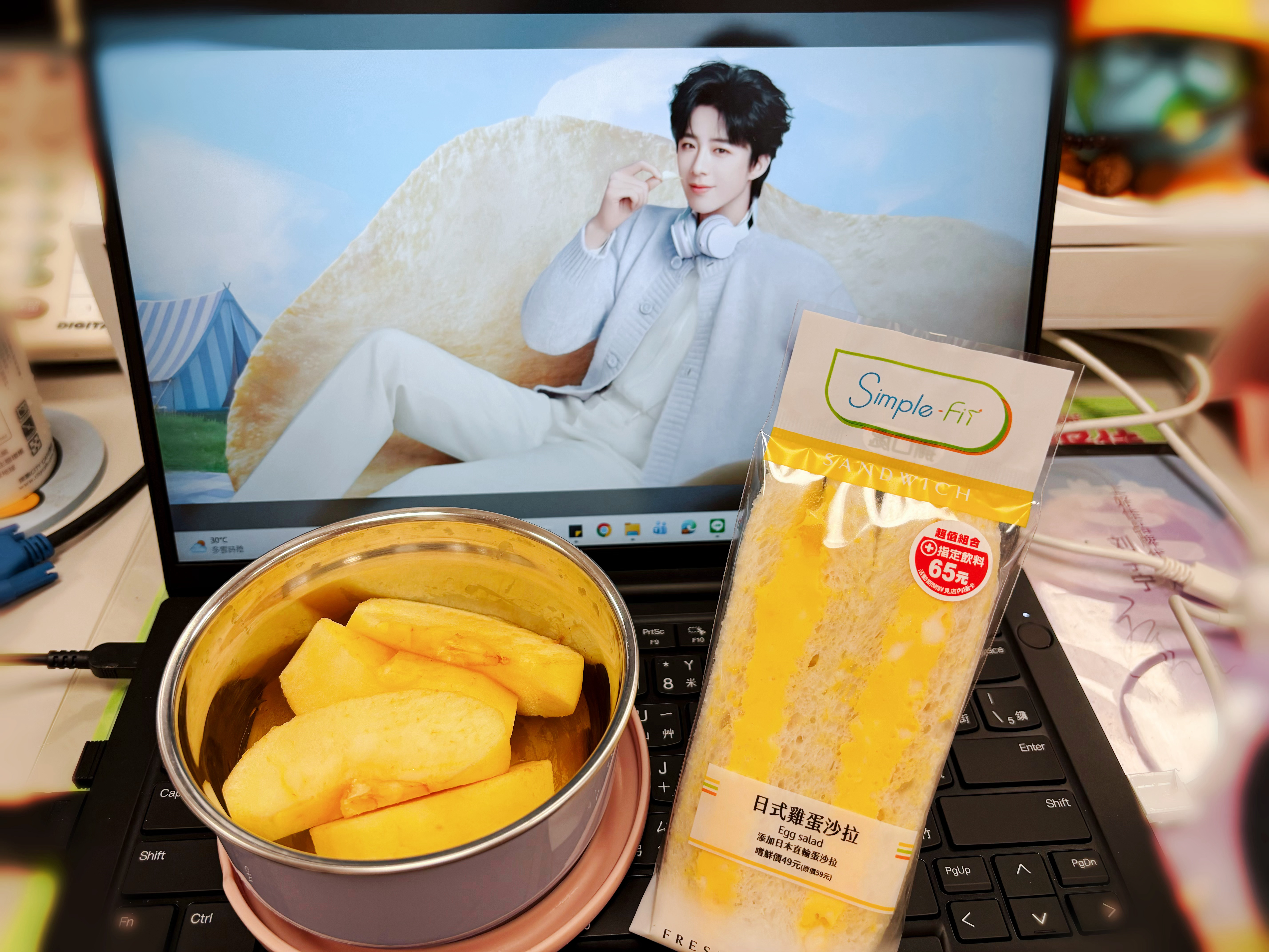 今日份早餐🟰苹果➕蛋沙拉三明治又是看着哥哥吃饭的一天～～～一起加油