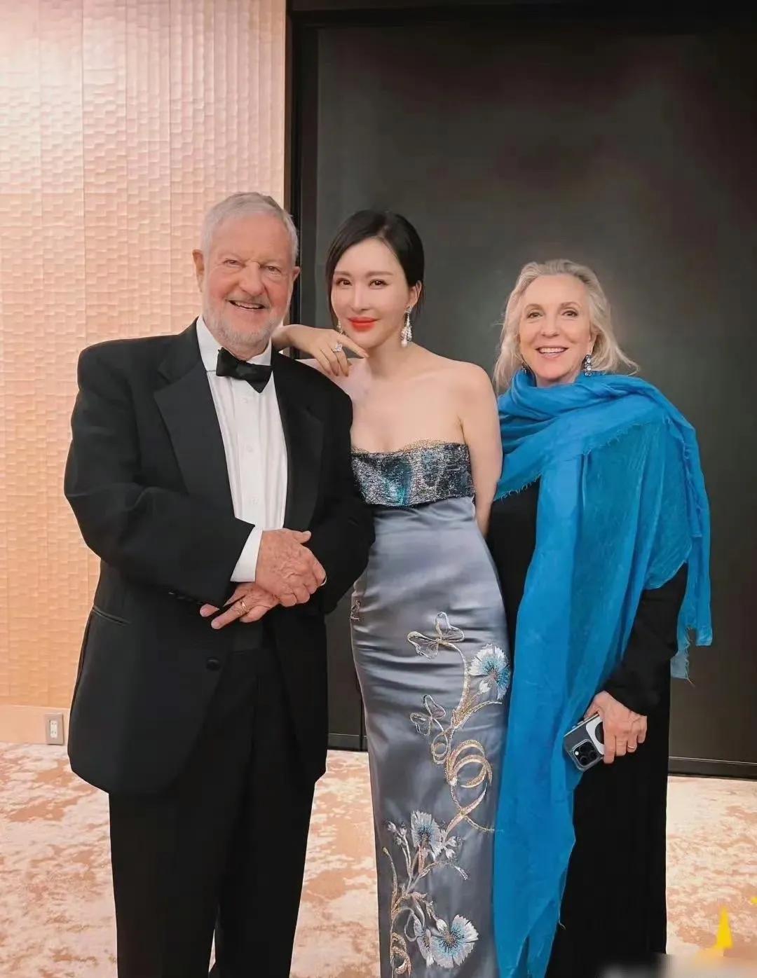 田朴珺实在是太会喧宾夺主了！与美国石油大王洛克菲勒家族四代传人合照，不仅搭在了人