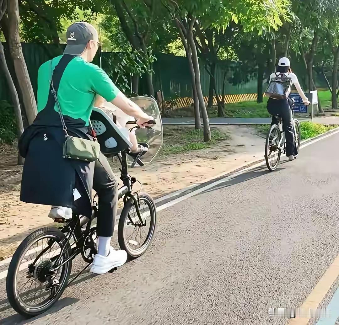 陈伟霆和何穗夫妇两个在北京郊外带着孩子一起出游何穗从背后看这背影也太漂亮了吧，胳