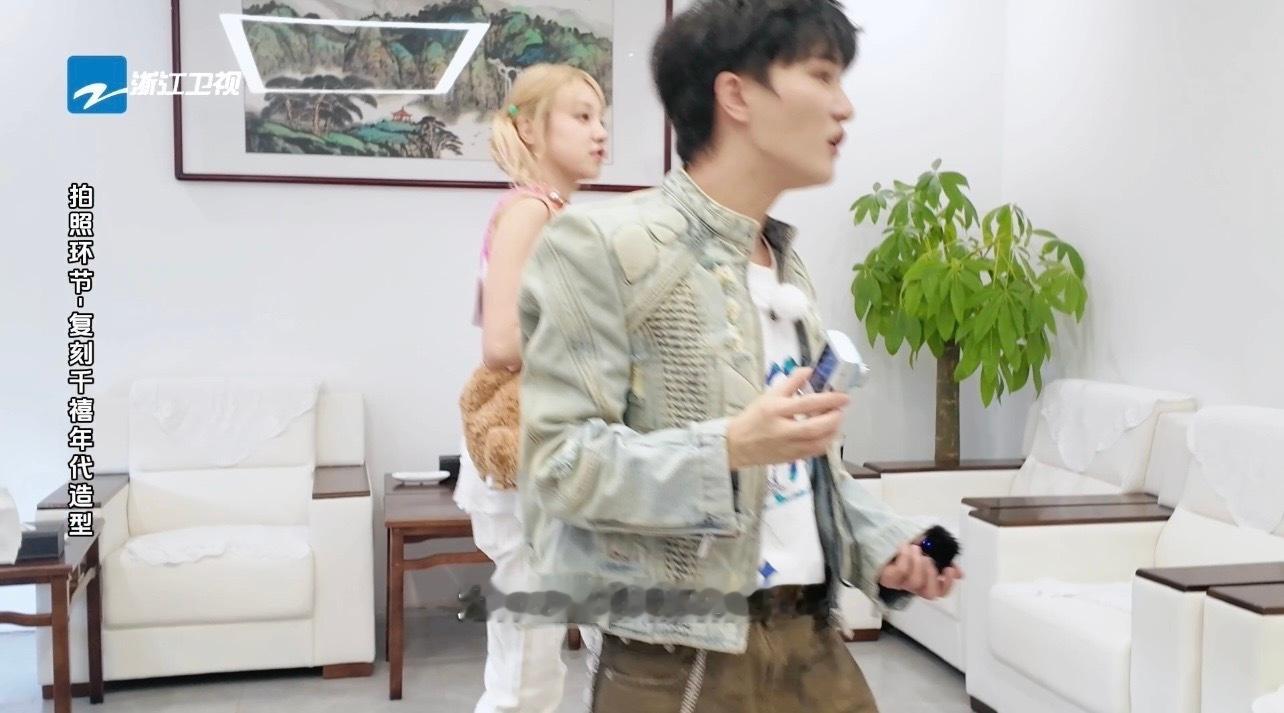 孟子义说周深活该你红谁懂！《十亿吨跑男的料On Air》里千禧风互拍，周深拍完就