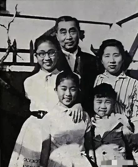 1947年，57岁北交大校长张福运，趁妻子熟睡，悄悄来到17岁养女房间。不久后养