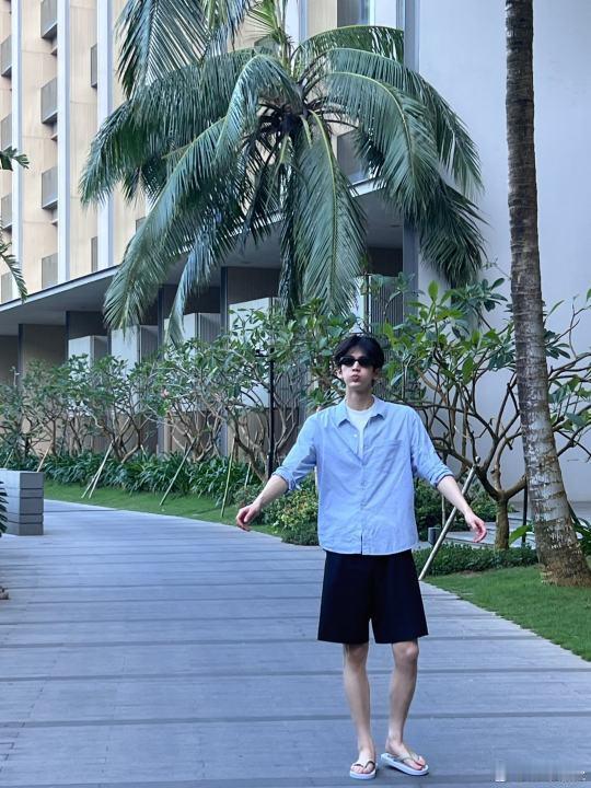 张凌赫划船plog图张凌赫划船look 颜值气场双在线，这份帅谁能扛住 