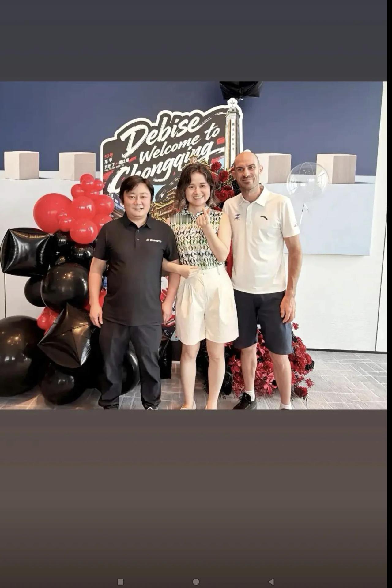 丹姐穿短裤接待德比斯并一起合影不礼貌吗？
有网友说：这次德比斯到重庆来与张雪见面