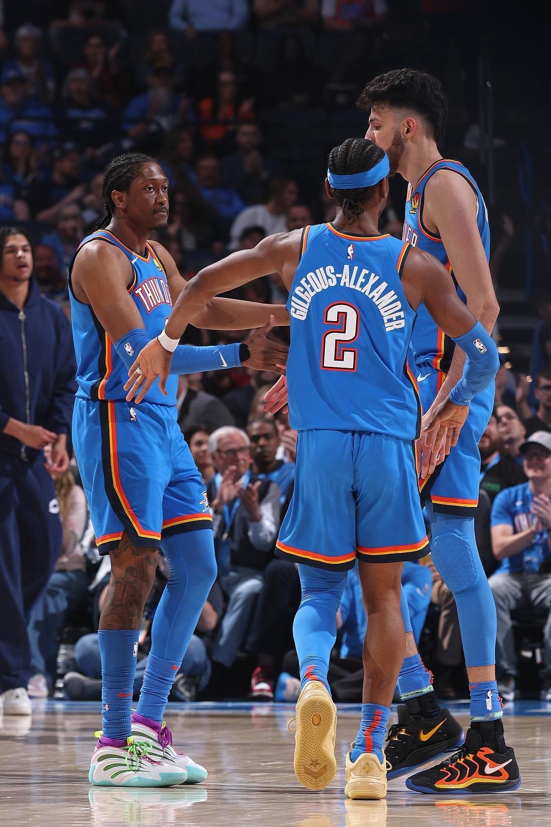 雷霆凭借64胜16负的战绩提前2场锁定联盟第一，这也是雷霆连续两年联盟第一。上个