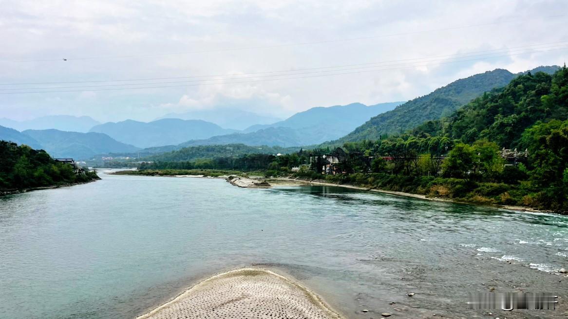 慢行古堰感受春风惬意//@聪慧白云舒卷:都江堰风景这边独好，拍的太美了。[赞][