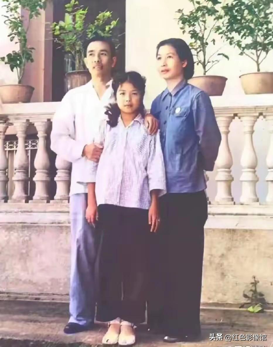 这是陶铸、曾志与女儿陶斯亮在广州的珍贵全家福。两位革命前辈半生戎马为国操劳，难得