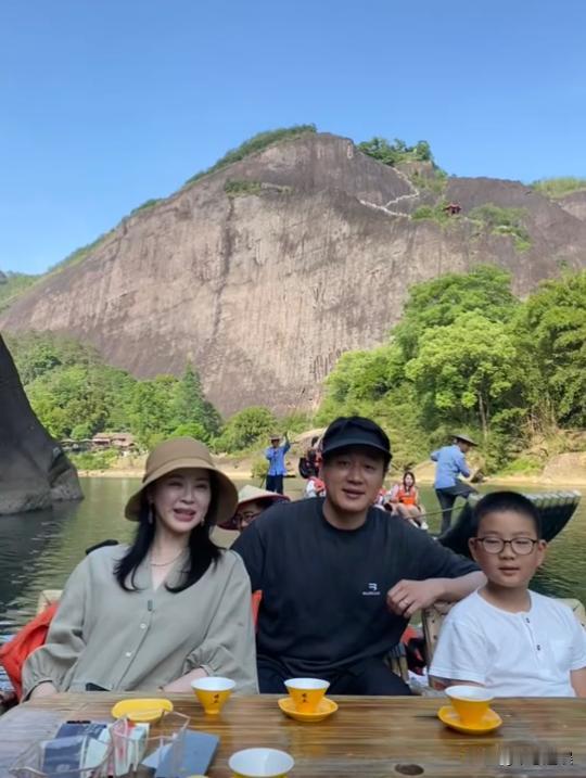 看了这张照片

瞬间理解佟大为，为什么不出轨了

不是因为关悦漂亮，也不是因为没