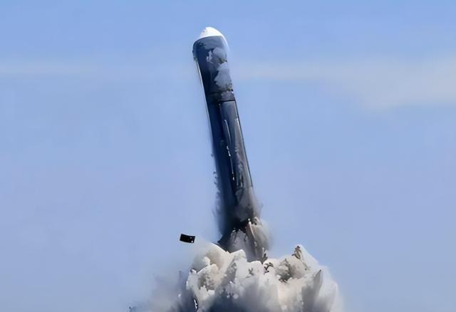 中国潜射战略导弹落入预定海域后，美国人折腾了几天终于忍不住挑刺，硬搬出一个颇为荒