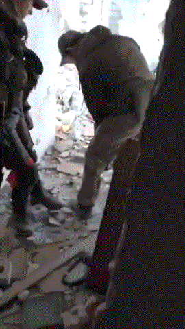 一名俄罗斯士兵正在兴高采烈地使用榴弹发射器射击，结果被一枚120毫米迫击炮弹击中