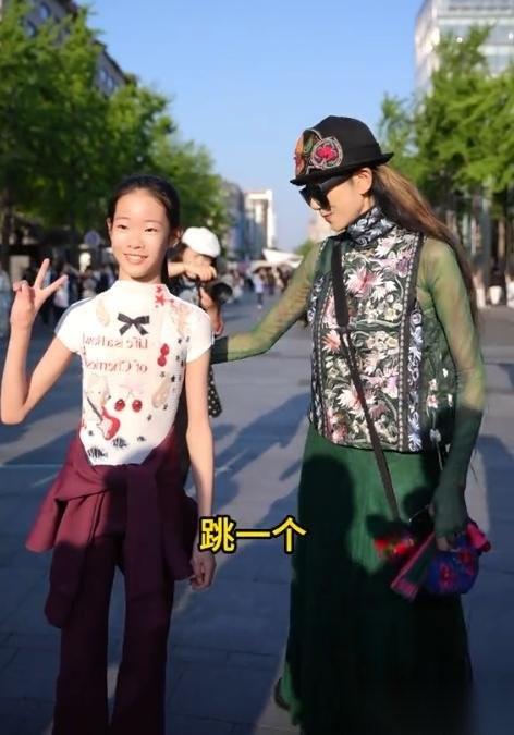五一假期杭州西湖边，杨丽萍被一个正在练舞的小女孩惊艳到了——腕线过裆，身材比例简