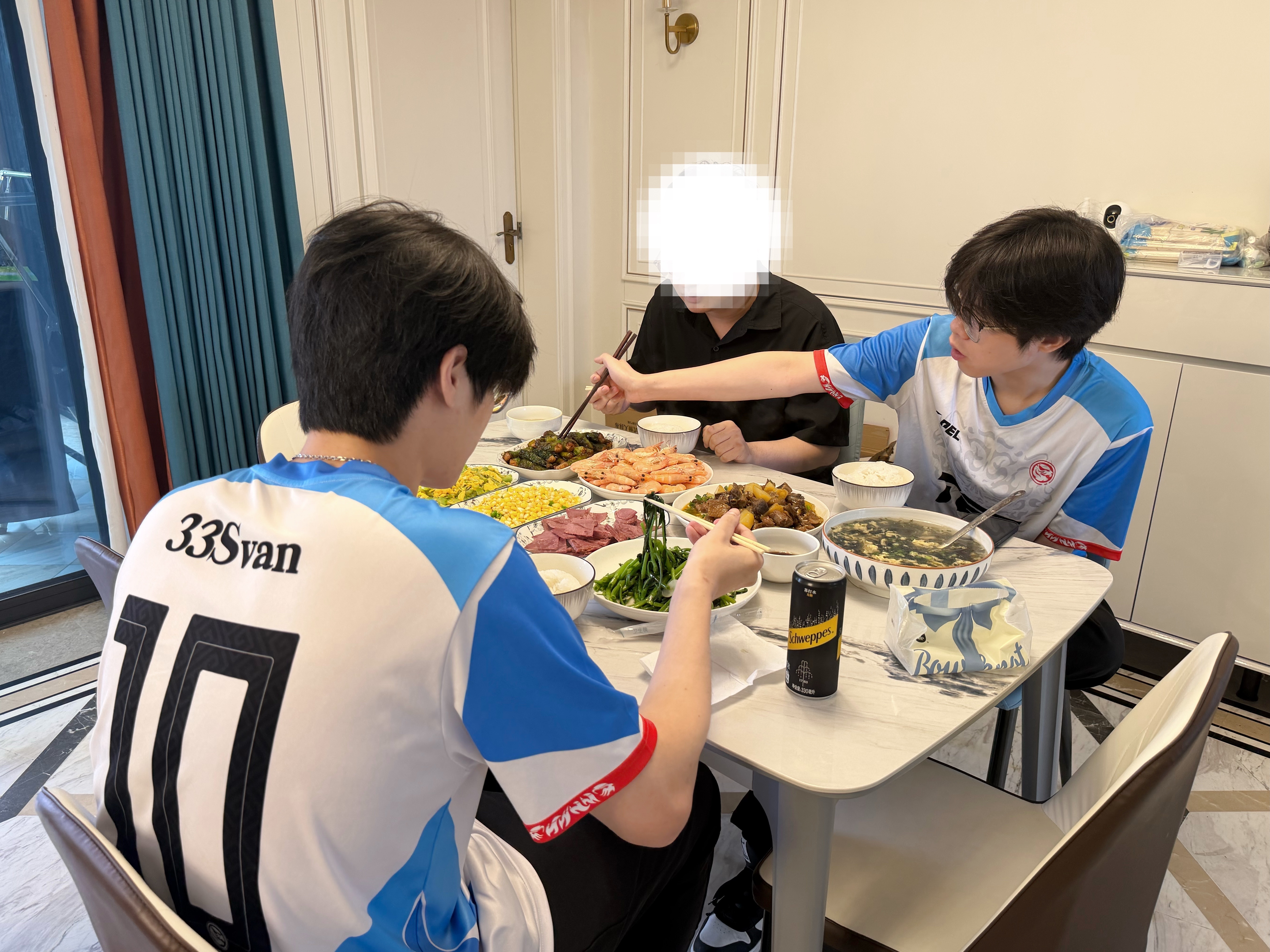 PEL第四周周决赛加时阶段，TEC选手33Svan赛后用餐画面曝光。面对满桌菜品
